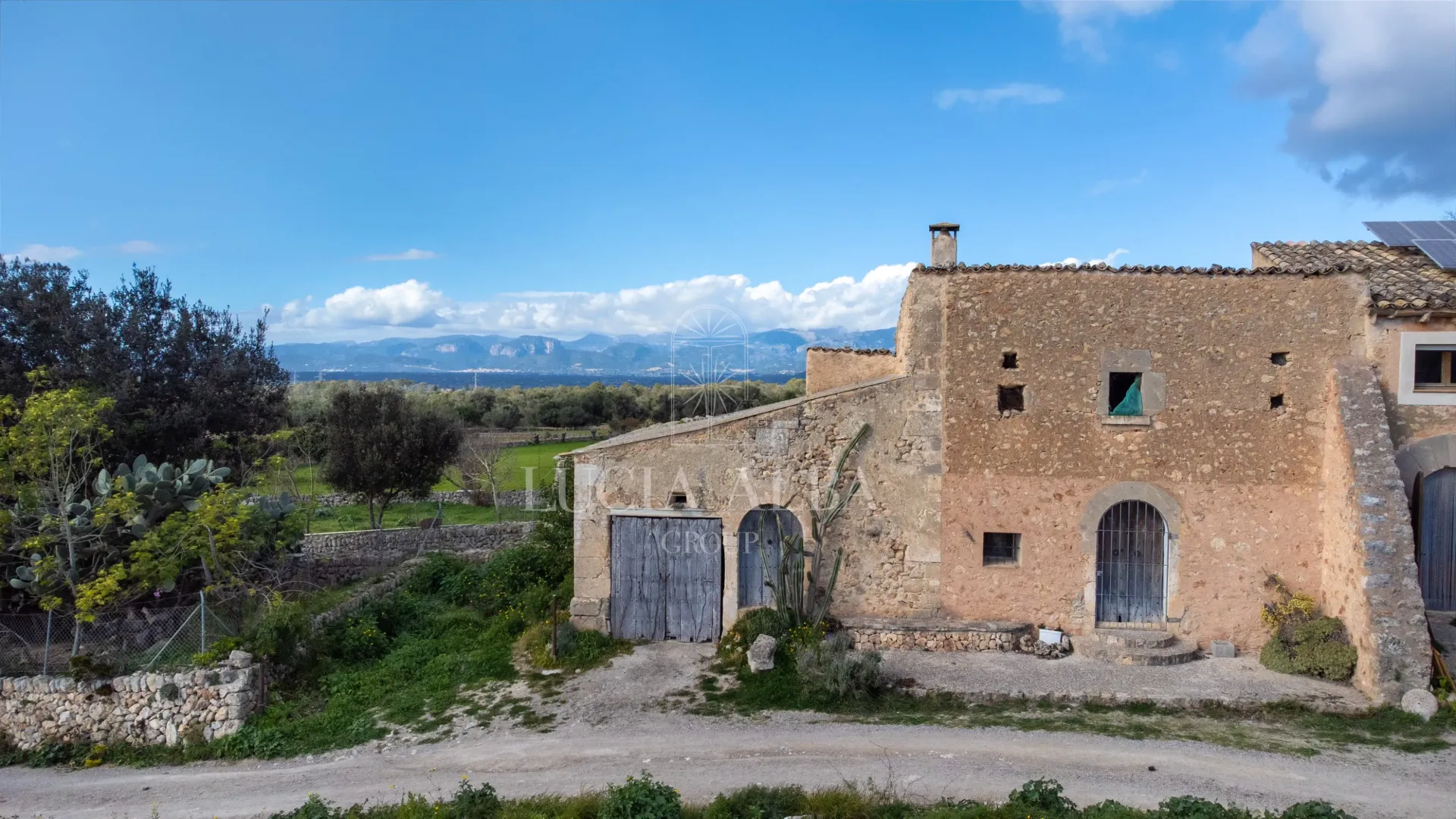 Casa rústica con terreno y vistas panorámicas en Llubí