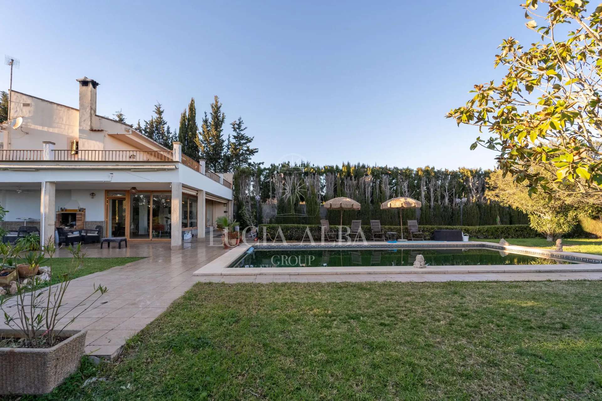 Villa con pista de tenis y un gran almacén