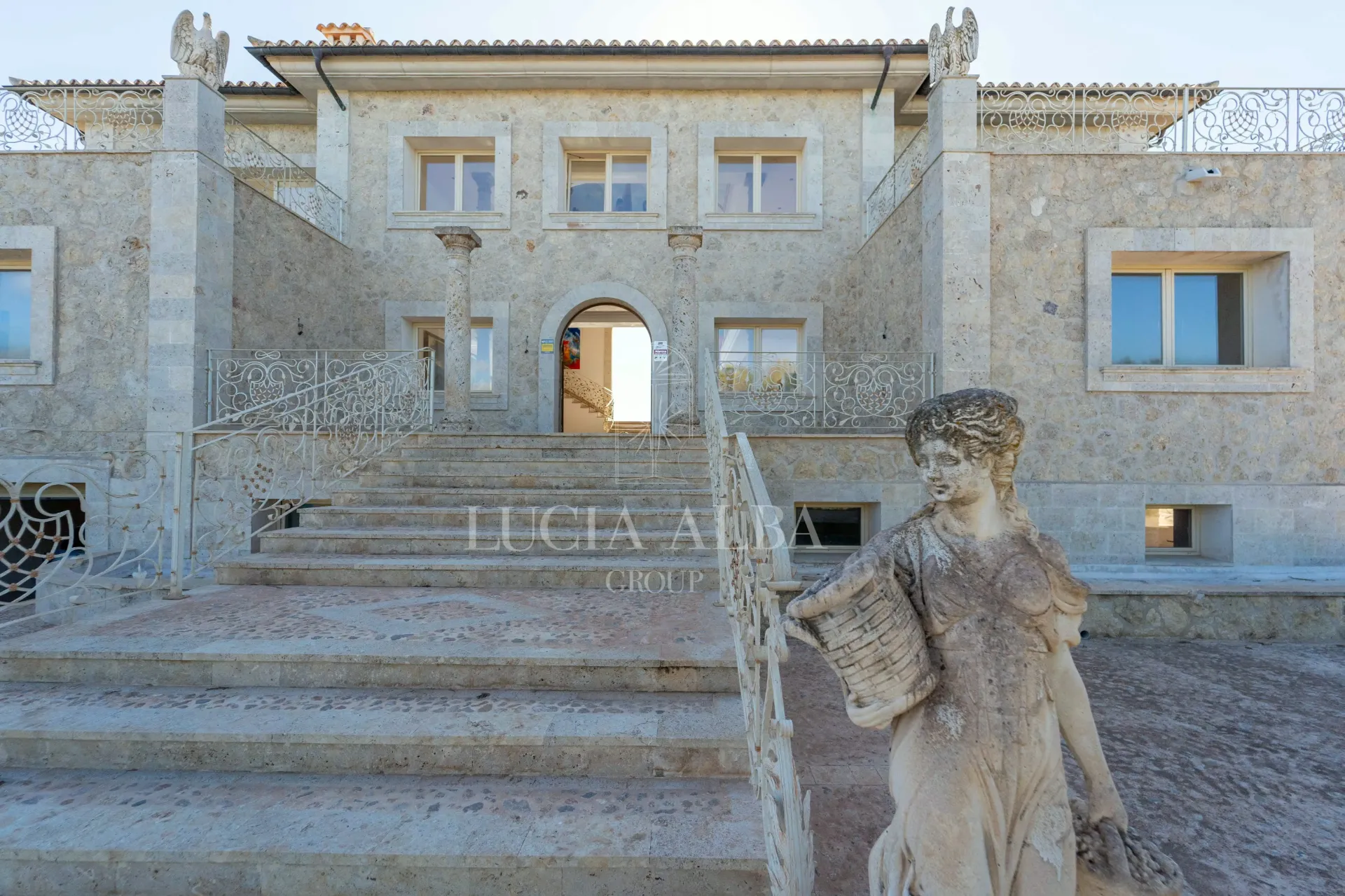 Palacete moderno con jardines y piscina